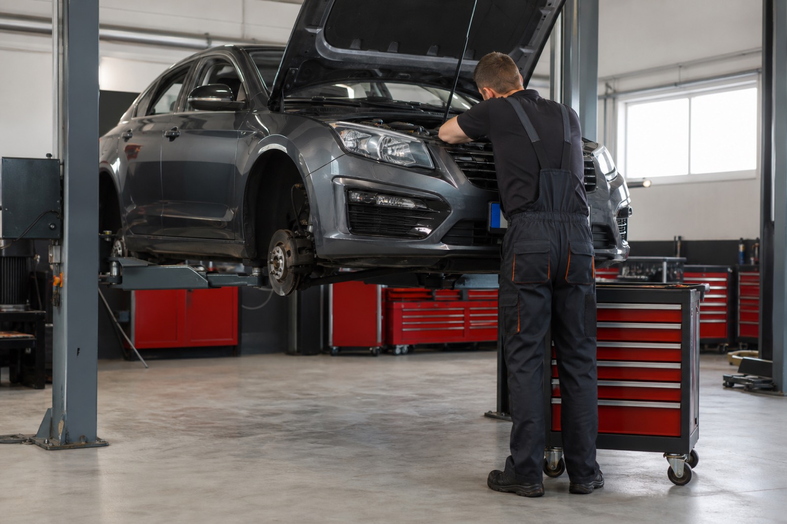 Mechanik při opravě vozidla v autoservisu AUTOMACHA